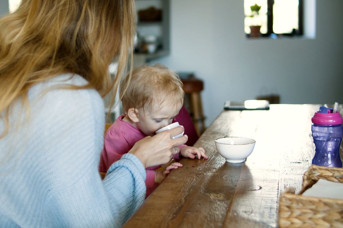 Baby drinking from a sippy cup — when can babies have water guide