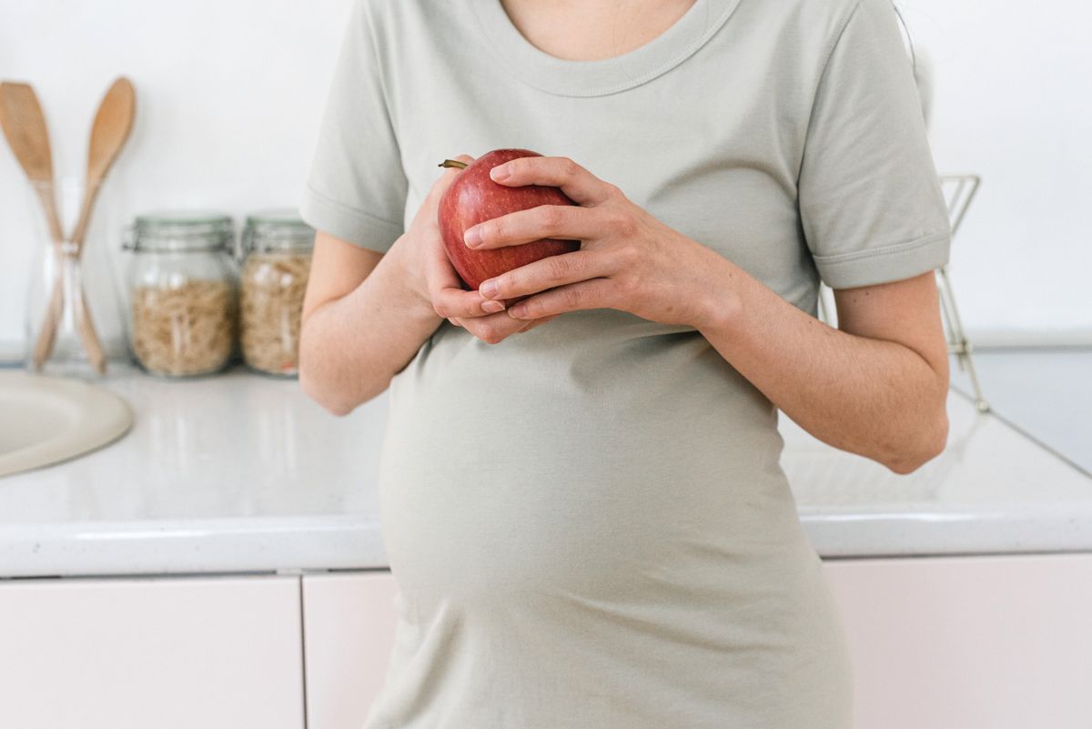 Healthy pregnancy foods including fruits and vegetables